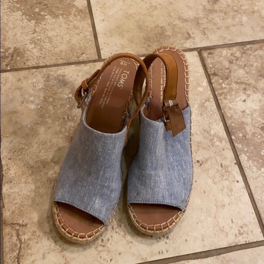 Precious and comfy Tom wedges!